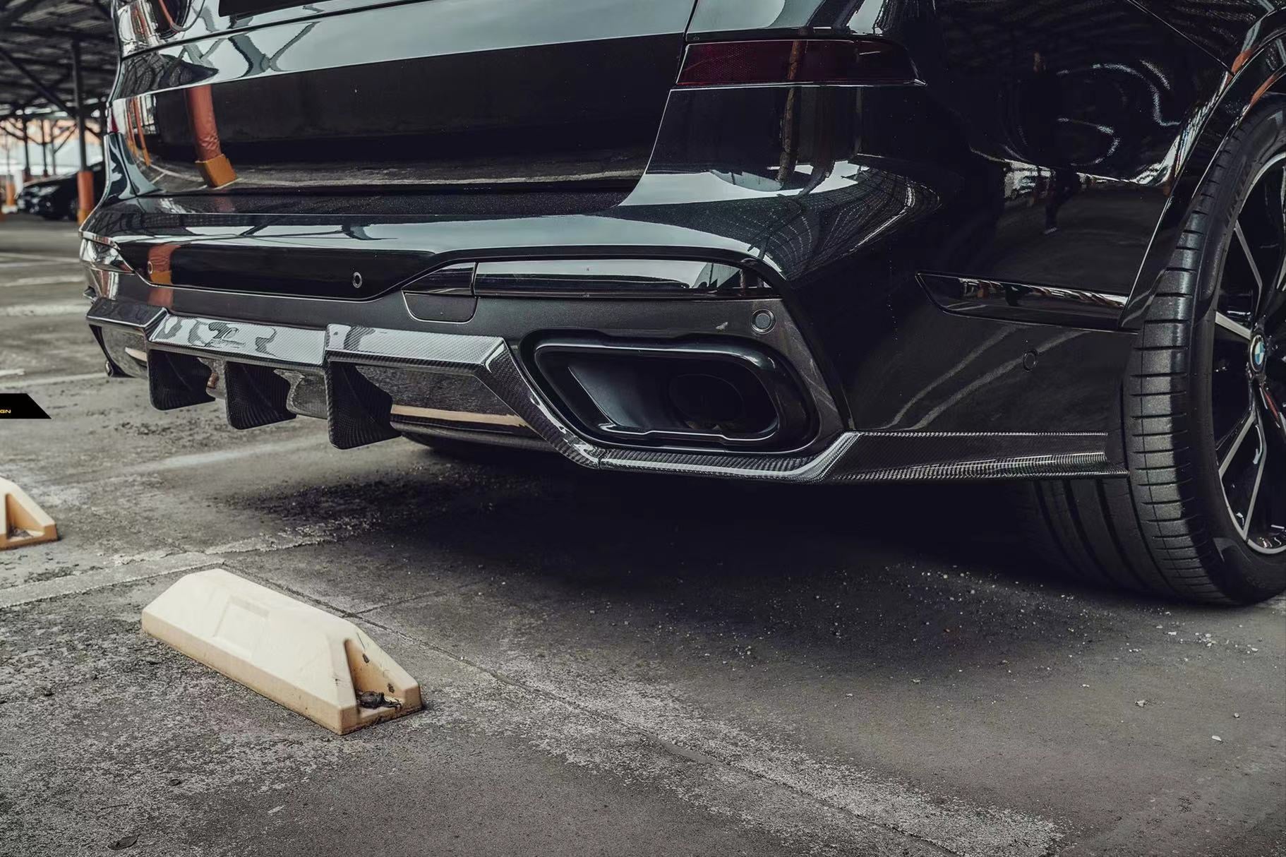 BMW X7 Carbon Fiber Rear AP 3PC Diffuser