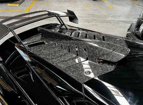 Car Modification Parts 3K Twill Weave Carbon Fiber Engine Hood Bonnet Cover  for Lamborghini Urus - China for Lamborghini Urus Hood Scoop, Lambo Urus  Hood